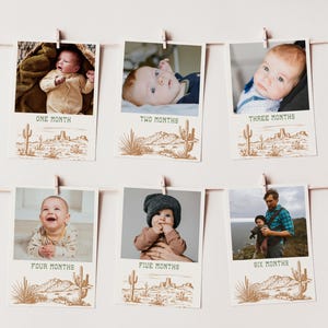 K&ouml;nnte beinhalten: Sechs Fotos in einer Reihe, die jeweils ein Baby in einem anderen Alter zeigen, von einem Monat bis zu sechs Monaten. Jedes Foto ist mit einem wei&szlig;en Rahmen versehen und hat unten eine braune W&uuml;stenlandschaft mit einem Kaktus. Die Fotos sind mit dem Alter des Babys in Monaten beschriftet.