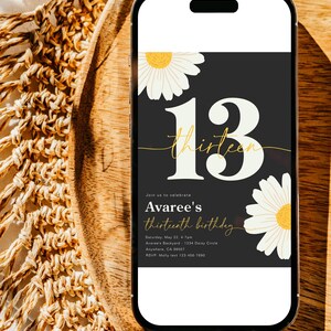 Peut inclure: Une invitation num&eacute;rique en noir et blanc avec un grand nombre 13 et le texte "thirteen" dans une police d'&eacute;criture cursive. L'invitation est pour le treizi&egrave;me anniversaire d'Avaree. L'invitation comprend la date, l'heure, le lieu et les informations RSVP.