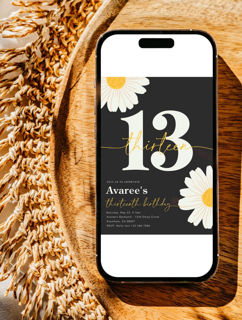 Peut inclure: Une invitation num&eacute;rique en noir et blanc avec un grand nombre 13 et le texte "thirteen" dans une police d'&eacute;criture cursive. L'invitation est pour le treizi&egrave;me anniversaire d'Avaree. L'invitation comprend la date, l'heure, le lieu et les informations RSVP.