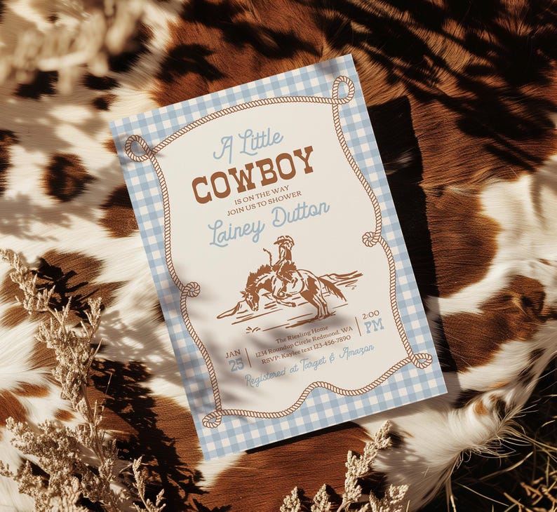 Inbjudan till babyshower med liten cowboy | Inbjudan till babyshower med western rodeo | Cowboy-tema med blått ginghammönster | Utskrivbar inbjudan bild 3