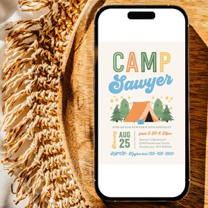 K&ouml;nnte beinhalten: Eine digitale Einladung zu einer 10. Geburtstagsfeier mit Camping-Thema. Die Einladung zeigt eine Comic-Illustration eines Zeltes, B&auml;ume und Sterne. Der Text lautet "Camp Sawyer" und enth&auml;lt Datum, Uhrzeit und Ort der Party. RSVP-Informationen sind ebenfalls enthalten.