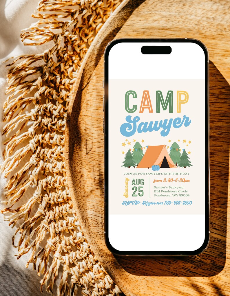 K&ouml;nnte beinhalten: Eine digitale Einladung zu einer 10. Geburtstagsfeier mit Camping-Thema. Die Einladung zeigt eine Comic-Illustration eines Zeltes, B&auml;ume und Sterne. Der Text lautet "Camp Sawyer" und enth&auml;lt Datum, Uhrzeit und Ort der Party. RSVP-Informationen sind ebenfalls enthalten.