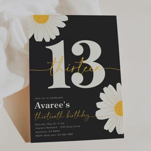 Peut inclure: Invitation d'anniversaire noire et blanche avec un grand nombre blanc 13 avec le mot "thirteen" en &eacute;criture dor&eacute;e. L'invitation a une marguerite blanche avec un centre jaune dans le coin sup&eacute;rieur gauche et une autre marguerite blanche avec un centre jaune dans le coin inf&eacute;rieur droit. Le texte sur l'invitation se lit comme suit : "Join us to celebrate Avaree's thirteenth birthday. Saturday, May 22, 4-7pm Avaree's Backyard - 1234 Daisy Circle Anywhere, CA 98007 RSVP: Molly text 123-456-7890"