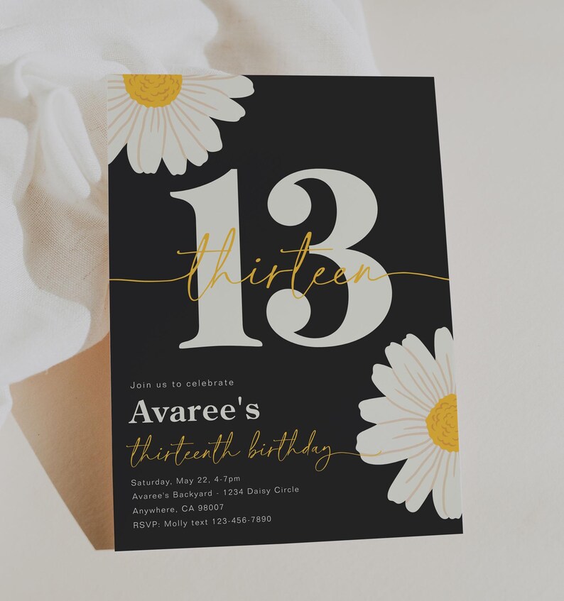 Peut inclure: Invitation d'anniversaire noire et blanche avec un grand nombre blanc 13 avec le mot "thirteen" en &eacute;criture dor&eacute;e. L'invitation a une marguerite blanche avec un centre jaune dans le coin sup&eacute;rieur gauche et une autre marguerite blanche avec un centre jaune dans le coin inf&eacute;rieur droit. Le texte sur l'invitation se lit comme suit : "Join us to celebrate Avaree's thirteenth birthday. Saturday, May 22, 4-7pm Avaree's Backyard - 1234 Daisy Circle Anywhere, CA 98007 RSVP: Molly text 123-456-7890"