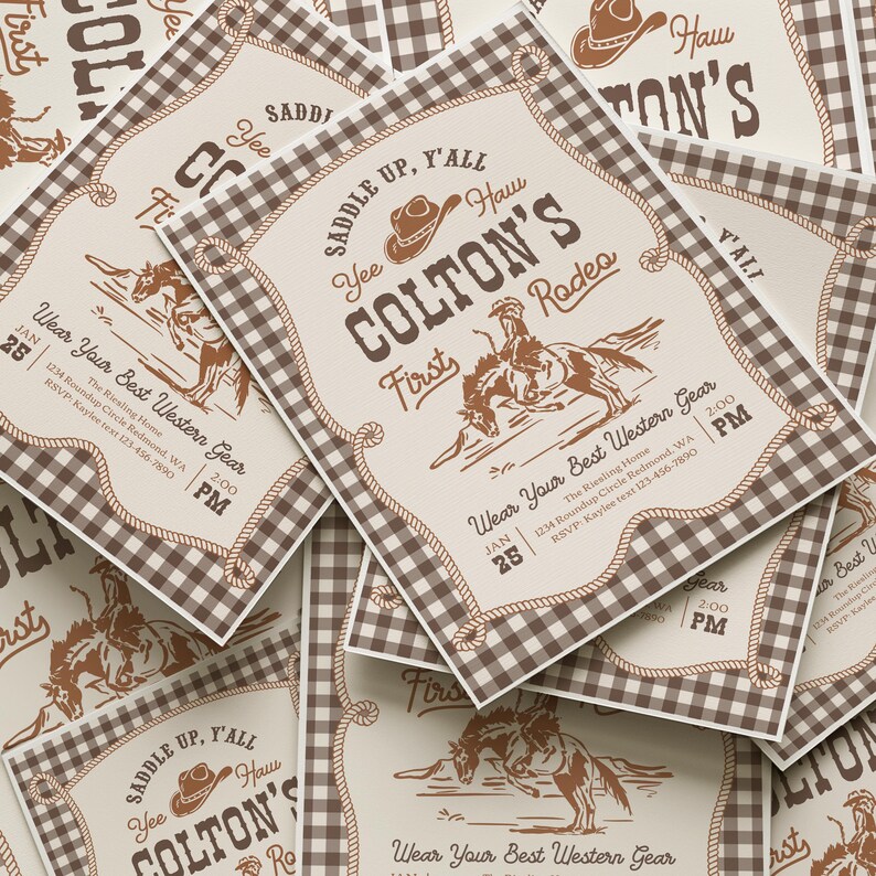Op de afbeelding: Een stapel rechthoekige uitnodigingen met een bruin-witte vichy-ruitrand. De centrale tekst luidt "Saddle up, y'all", "Colton's First Rodeo" en "Wear Your Best Western Gear", vergezeld van illustraties van een cowboyhoed en een bokkend paard.