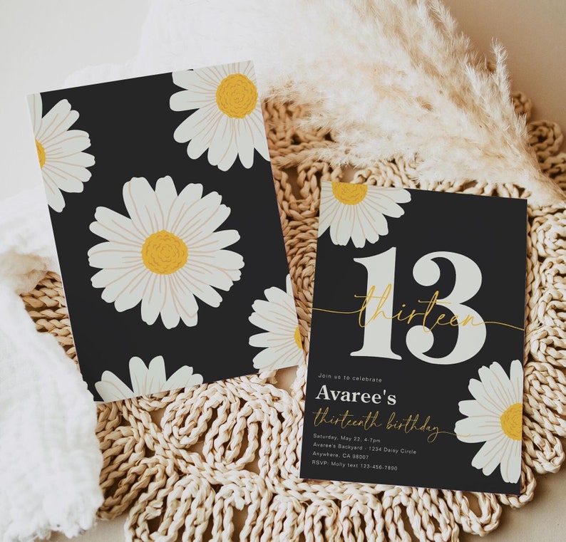 Peut inclure: Une invitation d'anniversaire noire et blanche avec un motif de marguerite. L'invitation pr&eacute;sente un grand nombre blanc 13 avec le mot "thirteen" &eacute;crit en lettres d'or. Le texte sur l'invitation se lit comme suit : "Join us to celebrate Avaree's thirteenth birthday. Saturday, May 22, 4:00 pm. Avaree's Backyard, 1334 Daisy Circle, Anywhere, CA 38007. RSVP: Molly text 123-456-7800."