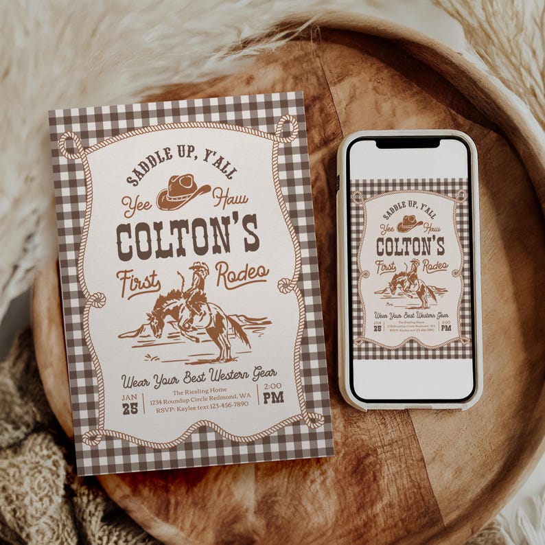 Op de afbeelding: Een rechthoekige uitnodigingskaart en een smartphone met hetzelfde ontwerp, voorzien van een bruin-witte gingham-rand, een cowboyhoed-icoon en de tekst "Saddle Up, Y'all, Yee Haw, Colton's First Rodeo, Wear Your Best Western Gear".