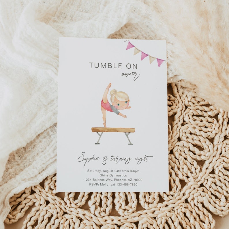 Puede incluir: Una invitaci&oacute;n de cumplea&ntilde;os rosa y blanca con una ilustraci&oacute;n de dibujos animados de una ni&ntilde;a haciendo un salto mortal hacia atr&aacute;s en una viga de equilibrio. El texto dice "Tumble On Over" y "Sophie is turning eight".