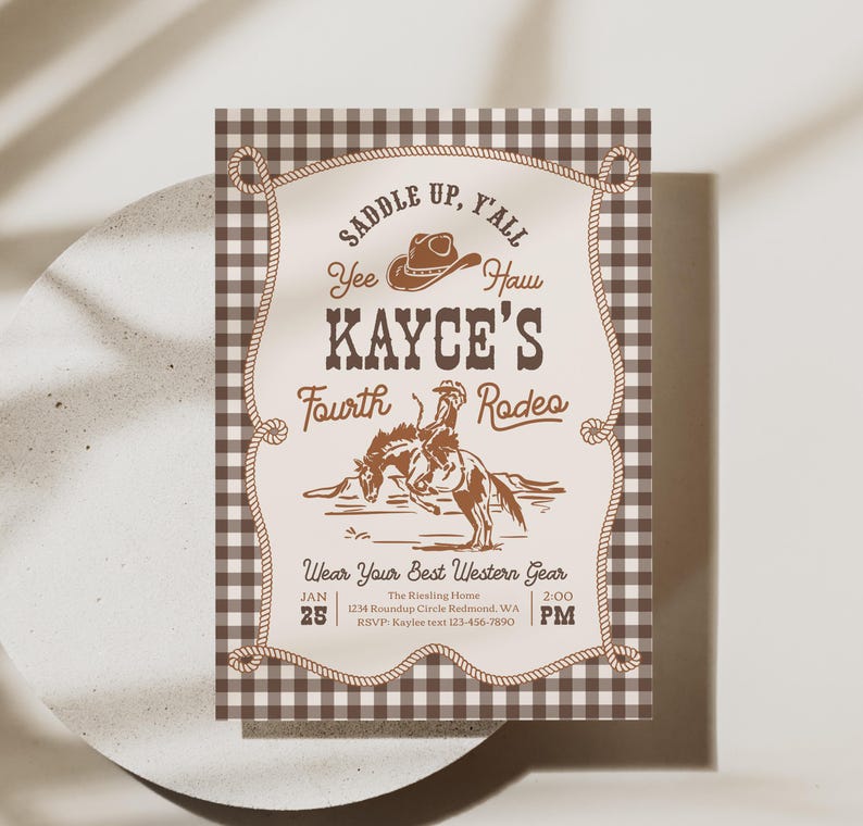 Op de afbeelding: Een rechthoekige uitnodigingskaart met een bruin-witte vichy-ruitrand. In het midden staat de tekst "Saddle Up, Y'all", "Kayce's Fourth Rodeo" en "Wear Your Best Western Gear" met een cowboyhoed en een persoon op een paard.
