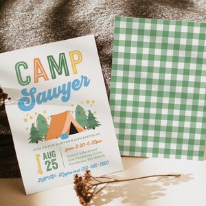 K&ouml;nnte beinhalten: Eine farbenfrohe Einladung zu einer 10. Geburtstagsfeier mit Camping-Thema. Die Einladung zeigt eine Comic-Illustration eines Zeltes, B&auml;ume und Sterne. Der Text auf der Einladung lautet "Camp Sawyer" und enth&auml;lt das Datum, die Uhrzeit und den Ort der Party. RSVP-Informationen sind ebenfalls enthalten.