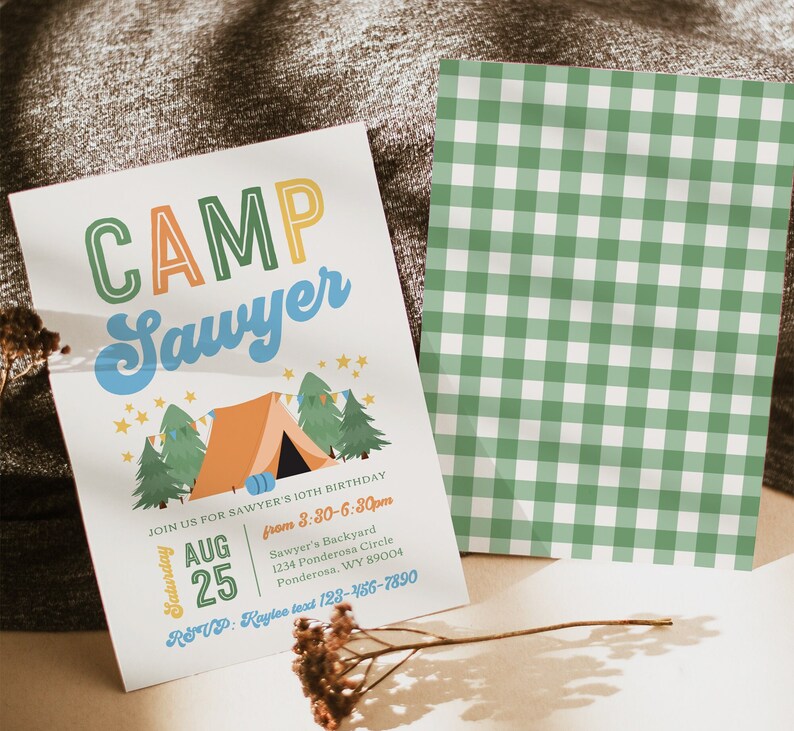 K&ouml;nnte beinhalten: Eine farbenfrohe Einladung zu einer 10. Geburtstagsfeier mit Camping-Thema. Die Einladung zeigt eine Comic-Illustration eines Zeltes, B&auml;ume und Sterne. Der Text auf der Einladung lautet "Camp Sawyer" und enth&auml;lt das Datum, die Uhrzeit und den Ort der Party. RSVP-Informationen sind ebenfalls enthalten.