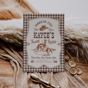 Op de afbeelding: Een rechthoekige uitnodigingskaart met een bruin-witte vichy-ruitrand. Het midden bevat bruine tekst met "Saddle Up, Y'all", "Yee Haw", "Kayce's Fourth Rodeo" en "Wear Your Best Western Gear", inclusief een illustratie van een cowboy op een paard.