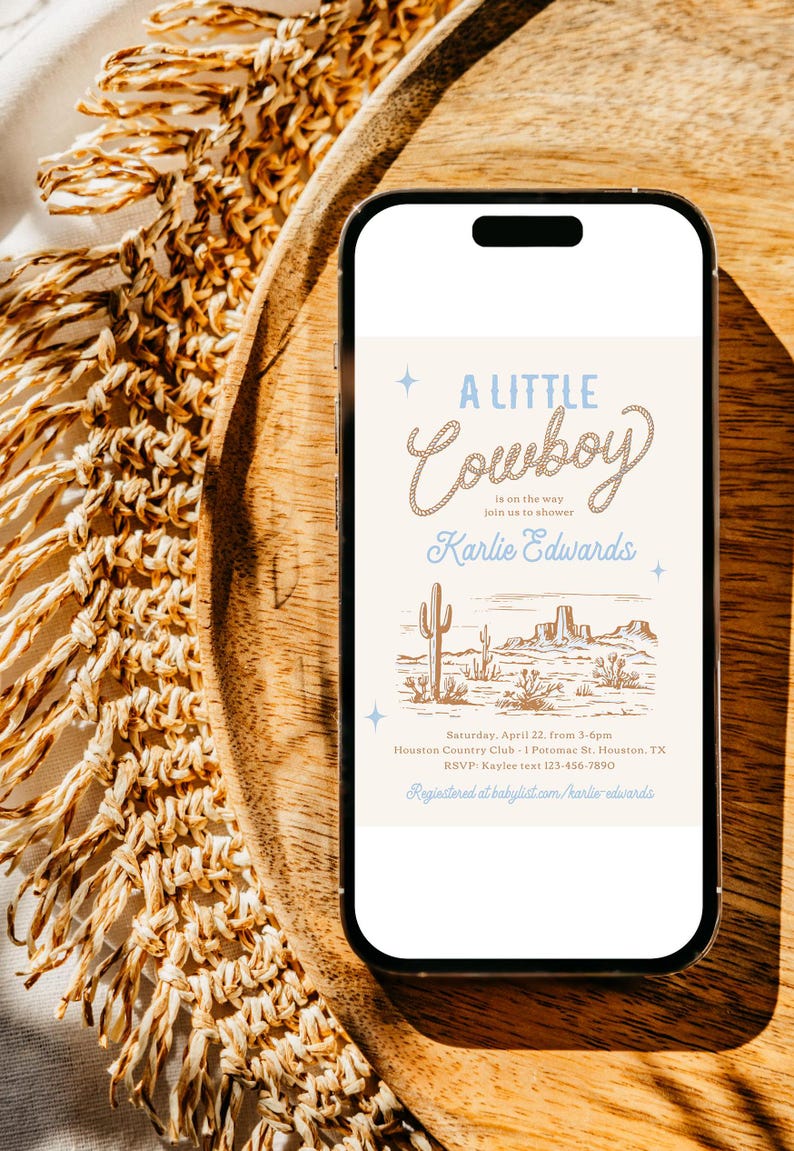 Op de afbeelding: Een digitale uitnodiging voor een babyshower met een cowboythema. De uitnodiging heeft een blauw en wit touwontwerp met de tekst "A Little Cowboy is on the way". De uitnodiging bevat ook een tekening van een woestijnlandschap met cactussen en bergen.