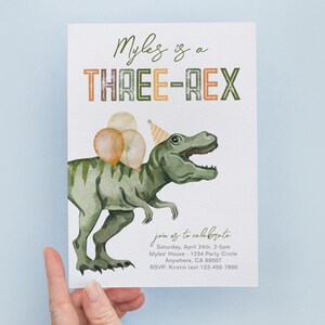 Może przedstawiać: Zielony dinozaur z czapką urodzinową i balonami, z tekstem "Mylez is a THREE-REX" nad dinozaurem. Tekst pod dinozaurem brzmi "join us to celebrate Saturday, April 24th. 2-5pm Myles' House - 1234 Party Circle Anywhere, CA 89007 RSVP: Kirstin text 123-456-7890".