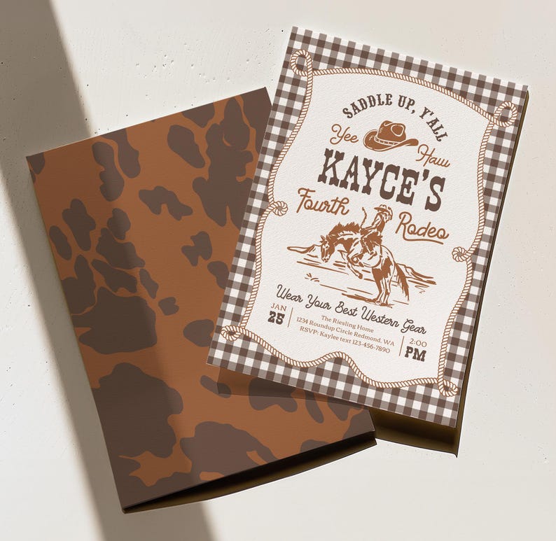 Op de afbeelding: Een rechthoekige uitnodigingskaart met een bruin-witte gingham rand en een centrale illustratie van een cowboy op een bokkend paard. De tekst luidt: SADDLE UP, Y'ALL, Yee Haw, KAYCE'S Fourth Rodeo, Wear Your Best Western Gear, JAN 25, 2:00 PM.
