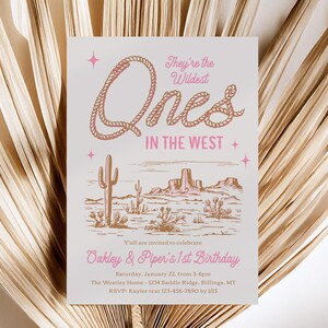 Peut inclure: Une invitation blanche sur le th&egrave;me du d&eacute;sert. Le texte dit "They're the Wildest Ones in the West" en rose et marron. La carte comprend une illustration de paysage d&eacute;sertique et les d&eacute;tails d'une f&ecirc;te d'anniversaire.