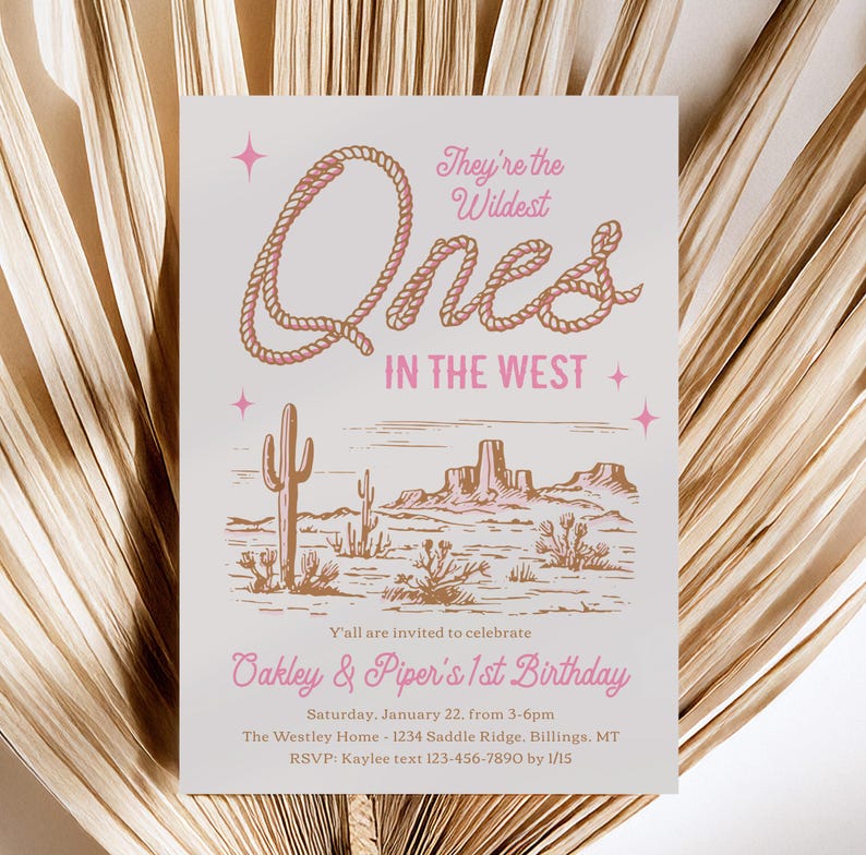 Peut inclure: Une invitation blanche sur le th&egrave;me du d&eacute;sert. Le texte dit "They're the Wildest Ones in the West" en rose et marron. La carte comprend une illustration de paysage d&eacute;sertique et les d&eacute;tails d'une f&ecirc;te d'anniversaire.