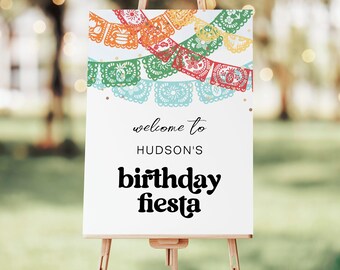 Puede incluir: Bienvenido a la fiesta de cumpleaños de Hudson, cartel con recortes de papel de colores en forma de banderas. El cartel está en un caballete.