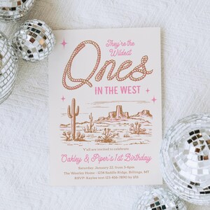 Peut inclure: Une invitation de f&ecirc;te sur le th&egrave;me du western. L'invitation pr&eacute;sente un motif de corde &eacute;pelant "Ones" et le texte "They're the Wildest Ones in the West". Une illustration de paysage d&eacute;sertique se trouve sous le texte. L'invitation est pour un premier anniversaire.