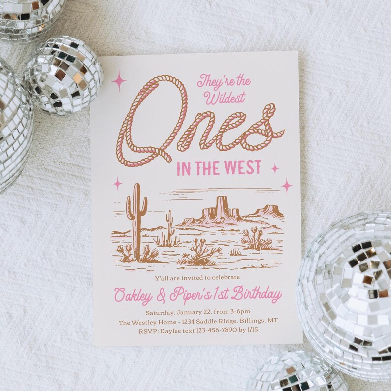 Peut inclure: Une invitation de f&ecirc;te sur le th&egrave;me du western. L'invitation pr&eacute;sente un motif de corde &eacute;pelant "Ones" et le texte "They're the Wildest Ones in the West". Une illustration de paysage d&eacute;sertique se trouve sous le texte. L'invitation est pour un premier anniversaire.