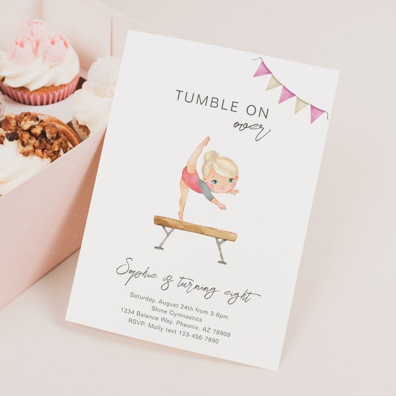 Puede incluir: Una invitaci&oacute;n de cumplea&ntilde;os para el octavo cumplea&ntilde;os de una ni&ntilde;a. La invitaci&oacute;n presenta una ilustraci&oacute;n de acuarela de una ni&ntilde;a haciendo un salto mortal hacia atr&aacute;s en una viga de equilibrio. El texto dice "Tumble On Over" y "Sophie is turning eight". La invitaci&oacute;n incluye la fecha, la hora, la ubicaci&oacute;n y la informaci&oacute;n de RSVP.