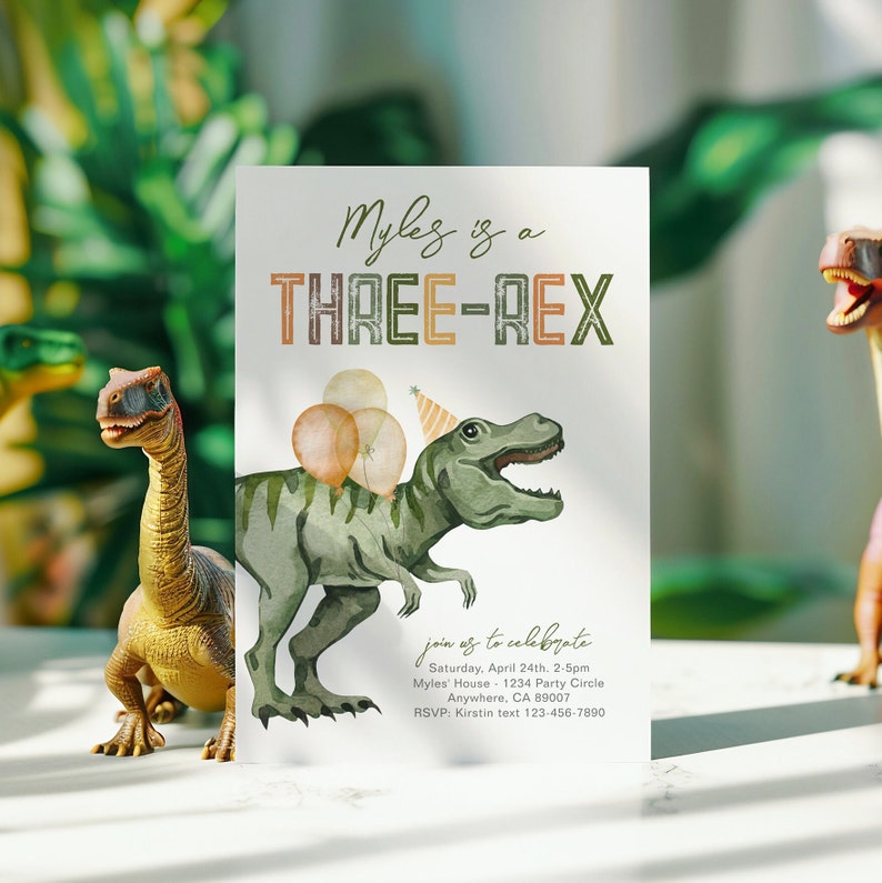 Może przedstawiać: Zielony dinozaur z czapką urodzinową i balonami na grzbiecie. Tekst na zaproszeniu brzmi: "Mylez is a THREE-REX join us to celebrate Saturday, April 24th, 2-5pm Myles' House 1234 Party Circle Anywhere, CA 89007 RSVP: Kirstin text 123-456-7890".