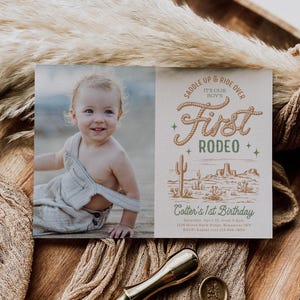 K&ouml;nnte beinhalten: Eine rustikale Einladung zum ersten Geburtstag mit einem Foto eines kleinen Jungen in Latzhosen. Die Einladung zeigt einen Cowboystiefel, einen Kaktus und den Text "Saddle Up & Ride Over It's Our Boy's First Rodeo".