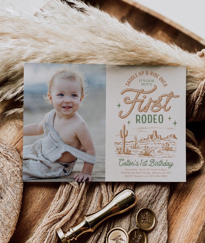 K&ouml;nnte beinhalten: Eine rustikale Einladung zum ersten Geburtstag mit einem Foto eines kleinen Jungen in Latzhosen. Die Einladung zeigt einen Cowboystiefel, einen Kaktus und den Text "Saddle Up & Ride Over It's Our Boy's First Rodeo".