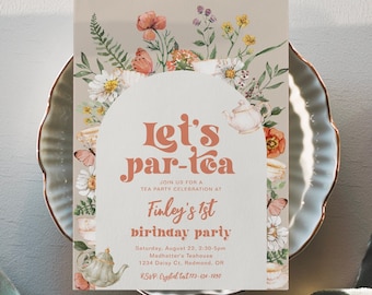 Puede incluir: Una invitación de color marrón claro con un borde floral y un diseño de taza de té y tetera. El texto dice "Let's par-tea" y "Finley's 1st birthday party". La invitación incluye la fecha, la hora, la ubicación y la información de RSVP.