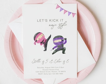 Puede incluir: Invitación a una fiesta de cumpleaños para Stella y Chloe. La invitación presenta una pancarta morada y rosa con el texto "Let's Kick It Ninja Style". La invitación también presenta dos ninjas de dibujos animados, uno en rosa y otro en morado, con el texto "Stella tiene 5 años y Chloe tiene 8 años". La invitación incluye la fecha, la hora, la ubicación y la información de RSVP.