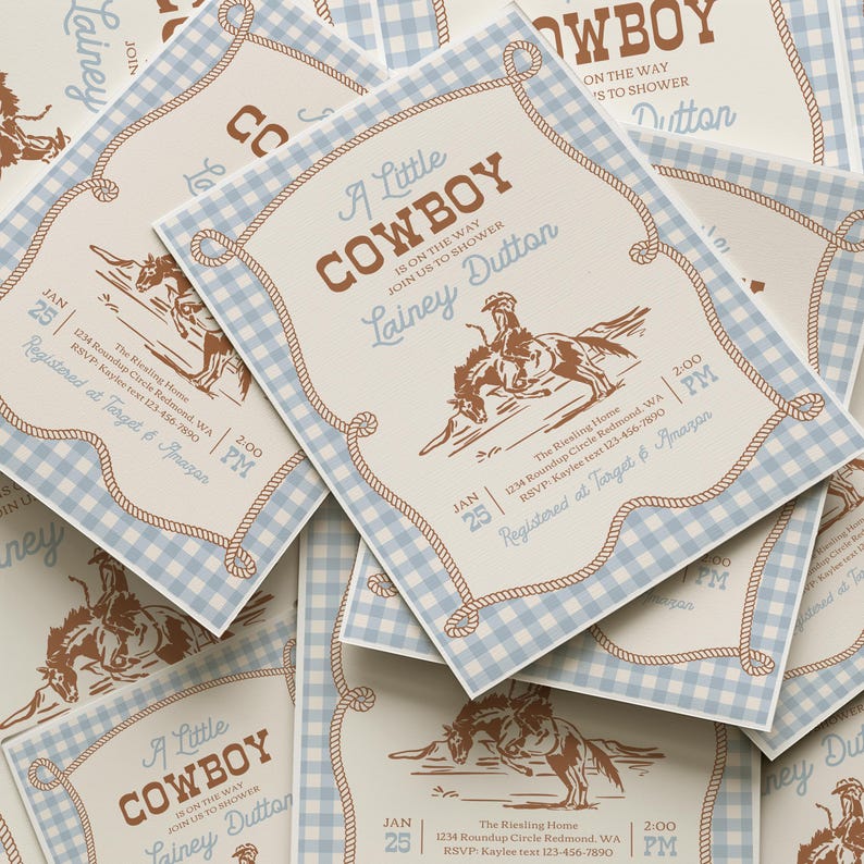 Inbjudan till babyshower med liten cowboy | Inbjudan till babyshower med western rodeo | Cowboy-tema med blått ginghammönster | Utskrivbar inbjudan bild 1