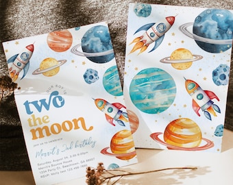 Può includere: Un invito blu e giallo con il testo "Our boy is two the moon" e un razzo, pianeti e stelle. L'invito è per una festa di compleanno di 2 anni.