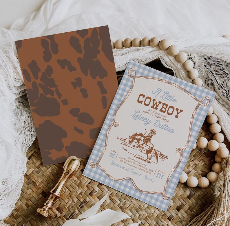 Inbjudan till babyshower med liten cowboy | Inbjudan till babyshower med western rodeo | Cowboy-tema med blått ginghammönster | Utskrivbar inbjudan bild 7