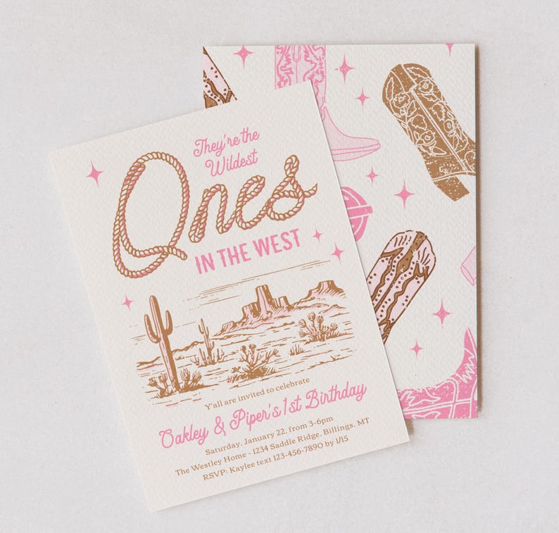 Peut inclure: Deux cartons d'invitation pour une f&ecirc;te d'anniversaire sur le th&egrave;me du western. La carte principale pr&eacute;sente une illustration de paysage d&eacute;sertique avec le texte "They're the Wildest Ones in the West". La seconde carte a un motif de bottes et d'&eacute;toiles roses.