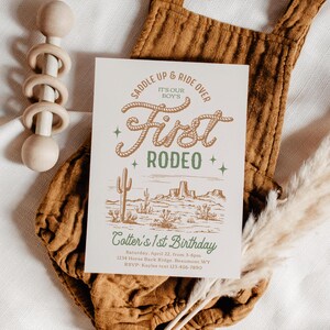 K&ouml;nnte beinhalten: Eine wei&szlig;e Einladung mit einer gr&uuml;nen und braunen Illustration eines Cowboys, der ein Pferd reitet. Der Text lautet "Saddle Up & Ride Over It's Our Boy's First Rodeo Cotter's 1st Birthday Saturday, April 22, from 3-6pm 1234 Horse Back Ridge, Desumont, WY RSVP Kayla text 123-456-7890"