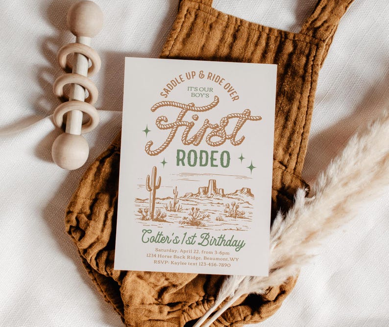K&ouml;nnte beinhalten: Eine wei&szlig;e Einladung mit einer gr&uuml;nen und braunen Illustration eines Cowboys, der ein Pferd reitet. Der Text lautet "Saddle Up & Ride Over It's Our Boy's First Rodeo Cotter's 1st Birthday Saturday, April 22, from 3-6pm 1234 Horse Back Ridge, Desumont, WY RSVP Kayla text 123-456-7890"
