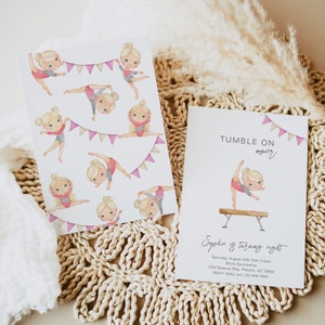 Puede incluir: Una invitaci&oacute;n rosa y blanca para una fiesta de cumplea&ntilde;os con tem&aacute;tica de gimnasia. La invitaci&oacute;n presenta una ilustraci&oacute;n de acuarela de una ni&ntilde;a haciendo un handstand en una viga de equilibrio. El texto de la invitaci&oacute;n dice "Tumble On Over" y "Sophie cumple ocho a&ntilde;os".