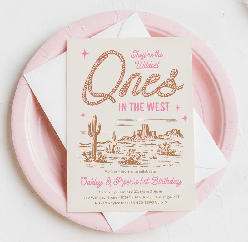 Peut inclure: Une invitation d'anniversaire sur le th&egrave;me du western. L'invitation pr&eacute;sente le texte "They're the Wildest Ones in the West" dans une police de style corde. L'invitation comprend &eacute;galement une illustration de paysage d&eacute;sertique et les d&eacute;tails de l'&eacute;v&eacute;nement.