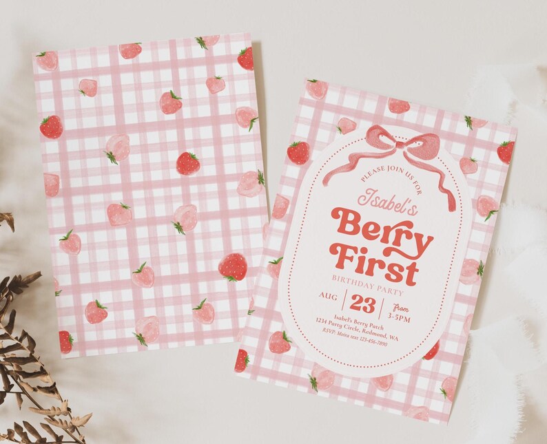 Peut inclure: Deux invitations &agrave; carreaux roses et blancs avec des illustrations de fraises. L'une porte le texte "Isabel's Berry First Birthday Party" avec la date et l'heure. L'autre a un motif de fraises.