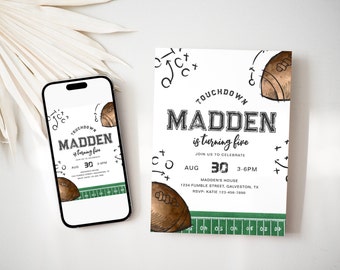 Puede incluir: Una invitación de cumpleaños de fútbol blanco y verde para un niño que cumple cinco años. La invitación presenta un gráfico de fútbol, el texto "Touchdown Madden cumple cinco años", y la fecha y hora de la fiesta.