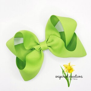 Medium Solid Twisted Boutique Hair Bow - Apple Green