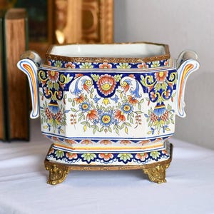 Jardineira francesa de faiança pintada à mão, 23 cm (9")