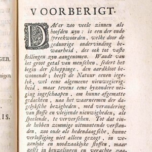 May include: A black and white image of a page from an old book. The page features a large decorative letter "D" and text in Dutch. The text discusses the nature of human curiosity and the pursuit of knowledge.