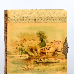 Antikes Fotoalbum mit Landschaftsmotiv und Verschluss