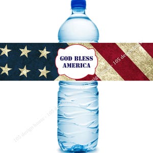 Może przedstawiać: Etykieta na butelkę wody z wzorem amerykańskiej flagi i tekstem "God Bless America".