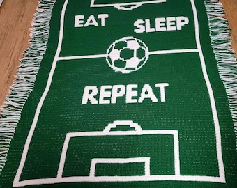 Eat Sleep Footballの繰り返し | PDFかぎ針編みパターン | ブランケットのチュートリアル