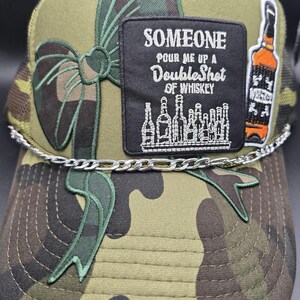Señoras, sirvanme un trago doble de whisky, gorra de camionero en camuflaje o verde militar con lazo de camuflaje