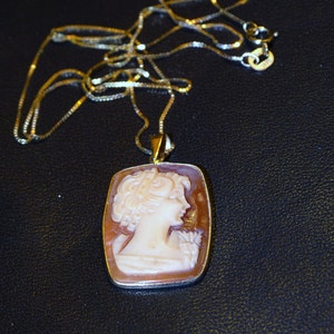 14k Yellow Gold Cameo Necklace 17&quot; Long Chain.