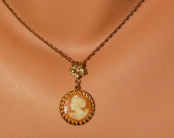 Collier Vintage Années 50 Krementz USA - Plaqué Or Rose Et Jaune - Miniatures Roses - Longueur 43 Cm - Occasion