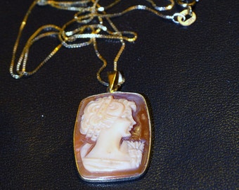 14k Yellow Gold Cameo Necklace 17" Long Chain.